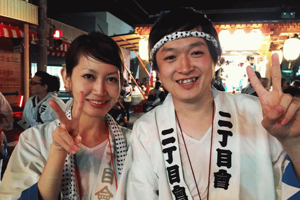 写真;お祭りで旦那さん一緒に写る三浦さん