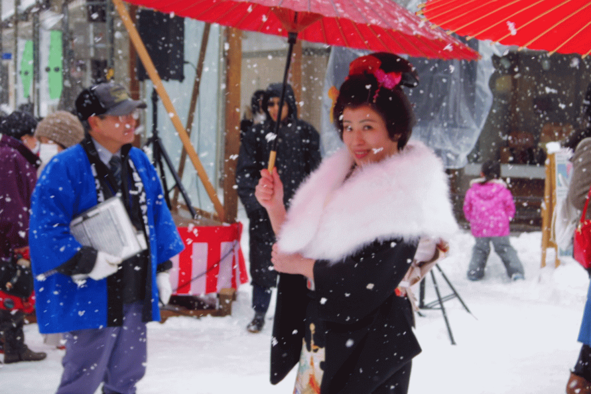 写真:地元の行事に参加している様子